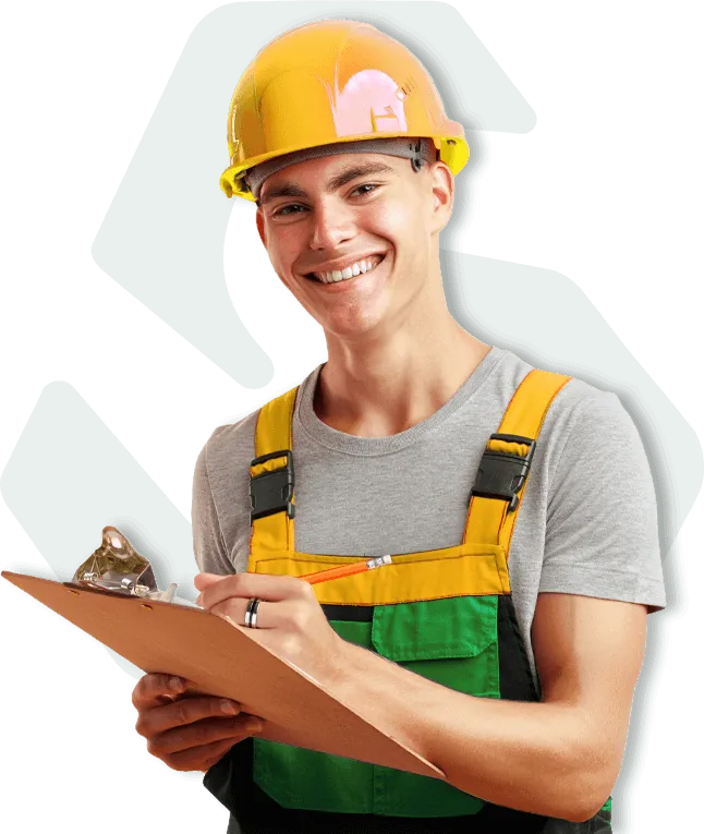 immagine di un tecnico con elmetto giallo di protezione, sorridente. Tiene una cartellina in mano
